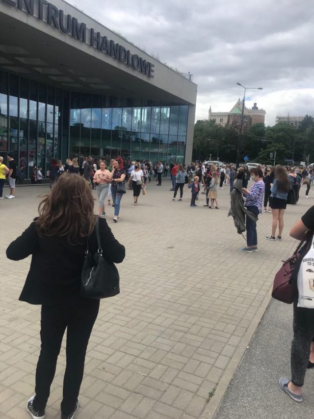 Ewakuacja centrum handlowego w Lublinie. Strażacy zostali zaalarmowani o pożarze (zdjęcia)