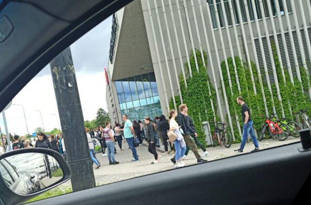 Ewakuacja centrum handlowego w Lublinie. Strażacy zostali zaalarmowani o pożarze (zdjęcia)