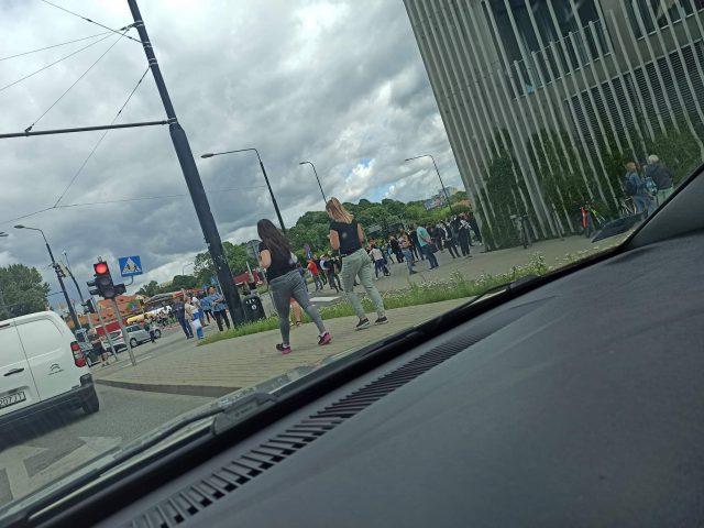 Ewakuacja centrum handlowego w Lublinie. Strażacy zostali zaalarmowani o pożarze (zdjęcia)