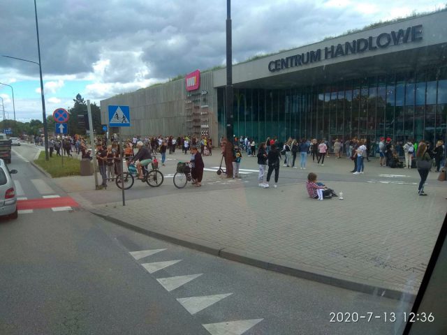 Ewakuacja centrum handlowego w Lublinie. Strażacy zostali zaalarmowani o pożarze (zdjęcia)