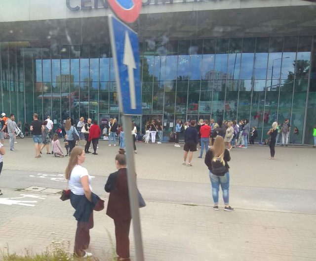Ewakuacja centrum handlowego w Lublinie. Strażacy zostali zaalarmowani o pożarze (zdjęcia)