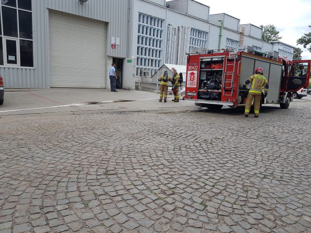 Pożar w hali na terenie dawnej fabryki samochodów. Pracownicy zostali ewakuowani (zdjęcia)