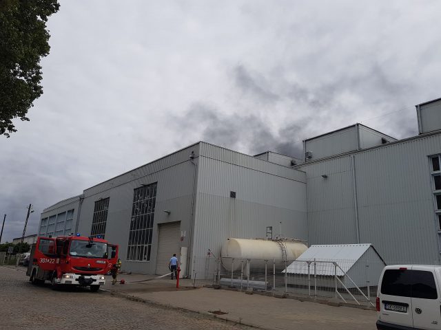 Pożar w hali na terenie dawnej fabryki samochodów. Pracownicy zostali ewakuowani (zdjęcia)