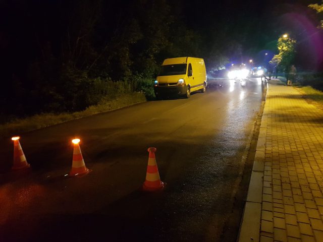 Tragiczny wypadek na lokalnej drodze. Nie żyje mężczyzna potrącony przez auto dostawcze (zdjęcia)