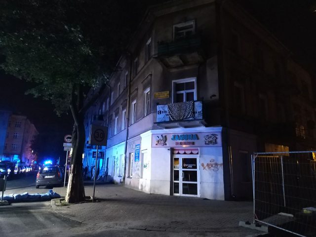 Nocny pożar w kamienicy w centrum miasta. Kilkanaście osób zostało ewakuowanych (zdjęcia)