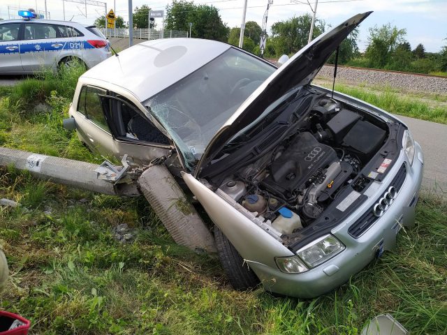 Było za szybko na zakręcie. Audi uderzyło bokiem w latarnię, młoda kobieta trafiła do szpitala (zdjęcia)