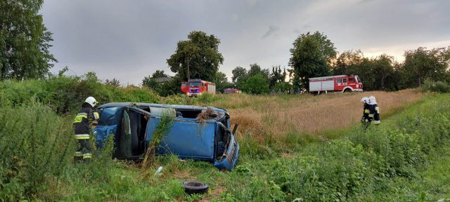 Renault wypadł z drogi i dachował na polu. Dwie osoby zostały poszkodowane (zdjęcia)