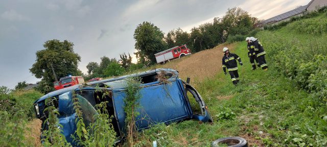 Renault wypadł z drogi i dachował na polu. Dwie osoby zostały poszkodowane (zdjęcia)