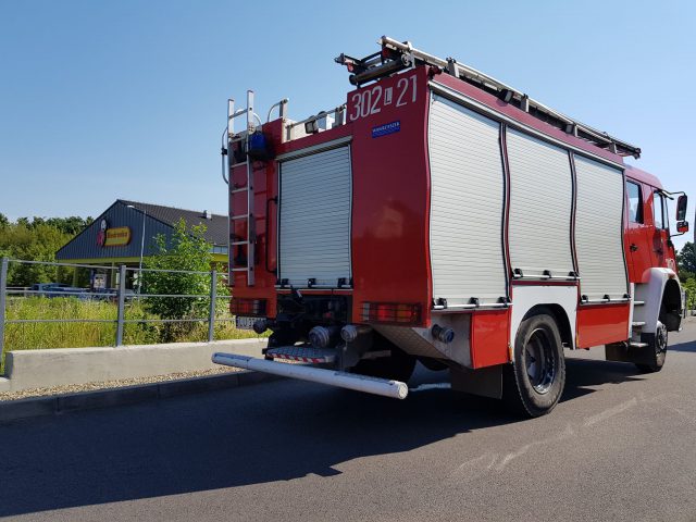 Zamieszanie w supermarkecie. Pod sklep podjechały wozy straży pożarnej i policjanci (zdjęcia)