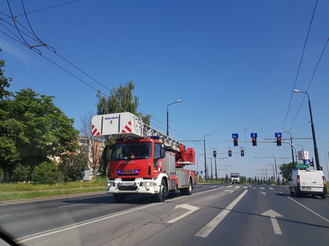 Zamieszanie w supermarkecie. Pod sklep podjechały wozy straży pożarnej i policjanci (zdjęcia)