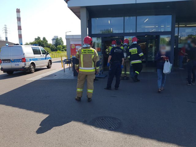 Zamieszanie w supermarkecie. Pod sklep podjechały wozy straży pożarnej i policjanci (zdjęcia)