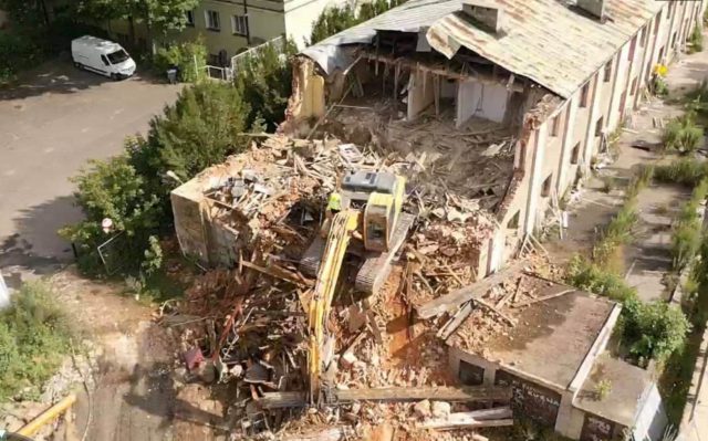 Ruszyła rozbiórka budynku na rogu Al. Racławickich i ul. Poniatowskiego. Gołębie zostały wypłoszone (zdjęcia)
