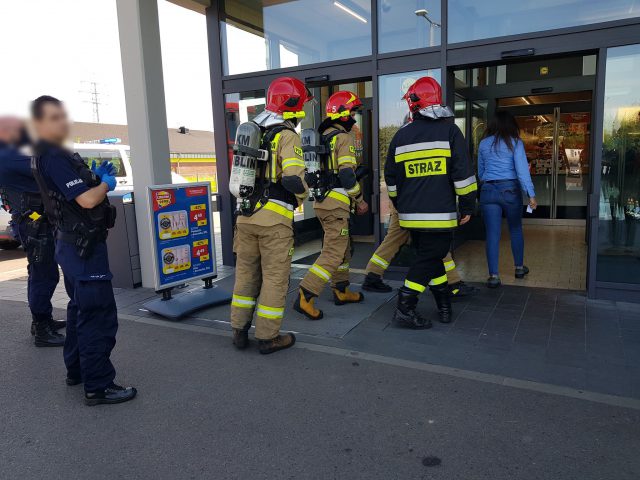 Zamieszanie w supermarkecie. Pod sklep podjechały wozy straży pożarnej i policjanci (zdjęcia)