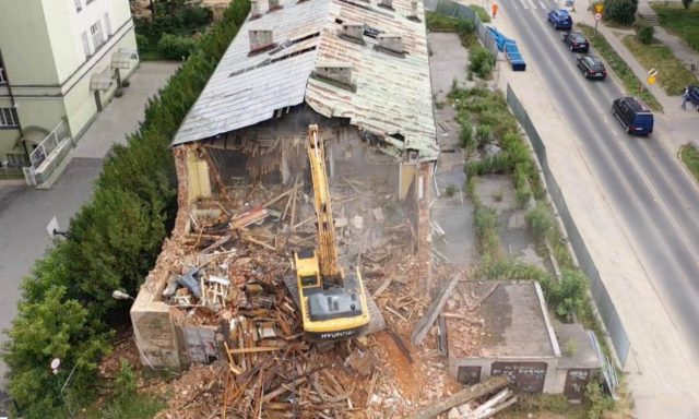 Ruszyła rozbiórka budynku na rogu Al. Racławickich i ul. Poniatowskiego. Gołębie zostały wypłoszone (zdjęcia)