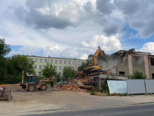Ruszyła rozbiórka budynku na rogu Al. Racławickich i ul. Poniatowskiego. Gołębie zostały wypłoszone (zdjęcia)
