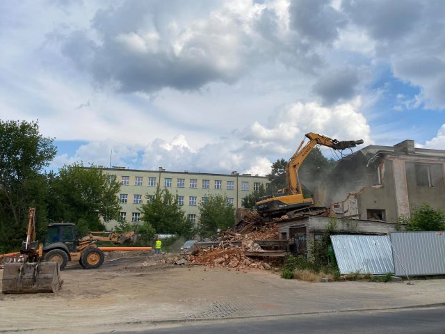 Ruszyła rozbiórka budynku na rogu Al. Racławickich i ul. Poniatowskiego. Gołębie zostały wypłoszone (zdjęcia)