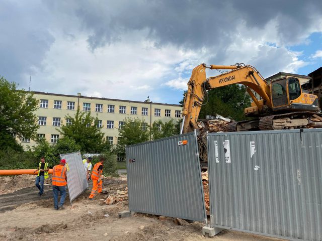 Ruszyła rozbiórka budynku na rogu Al. Racławickich i ul. Poniatowskiego. Gołębie zostały wypłoszone (zdjęcia)