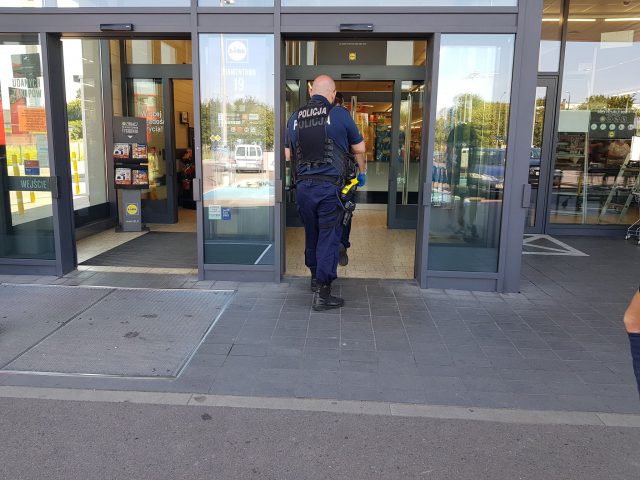 Zamieszanie w supermarkecie. Pod sklep podjechały wozy straży pożarnej i policjanci (zdjęcia)