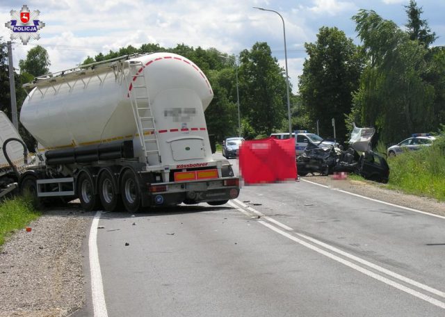 Tragiczny wypadek na drodze wojewódzkiej. Volkswagen czołowo zderzył się z ciężarówką (zdjęcia)