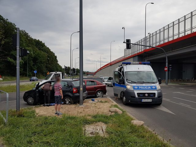 Światła nie działały, zignorowała znak stop i zderzyła się z volkswagenem (zdjęcia)