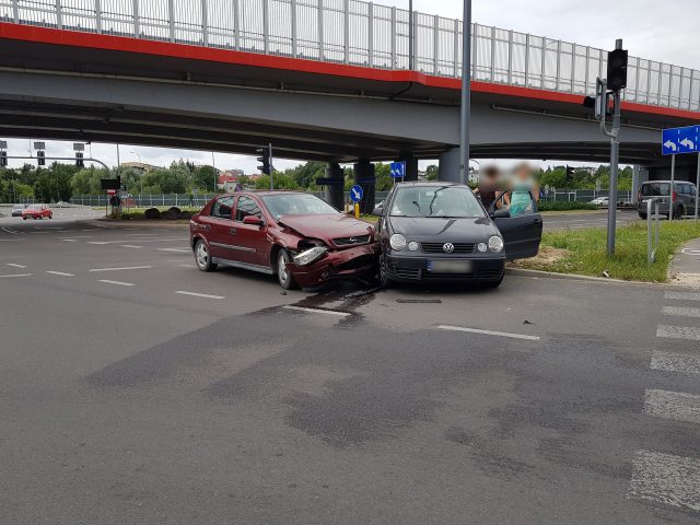 Światła nie działały, zignorowała znak stop i zderzyła się z volkswagenem (zdjęcia)