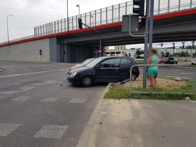 Światła nie działały, zignorowała znak stop i zderzyła się z volkswagenem (zdjęcia)