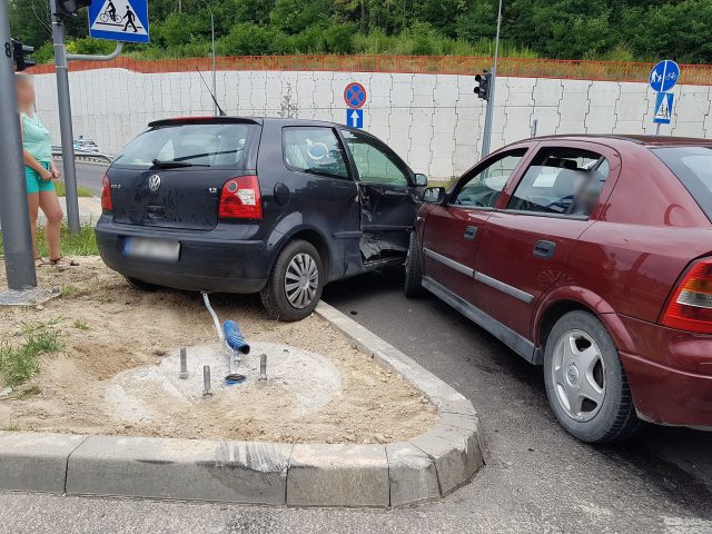 Światła nie działały, zignorowała znak stop i zderzyła się z volkswagenem (zdjęcia)