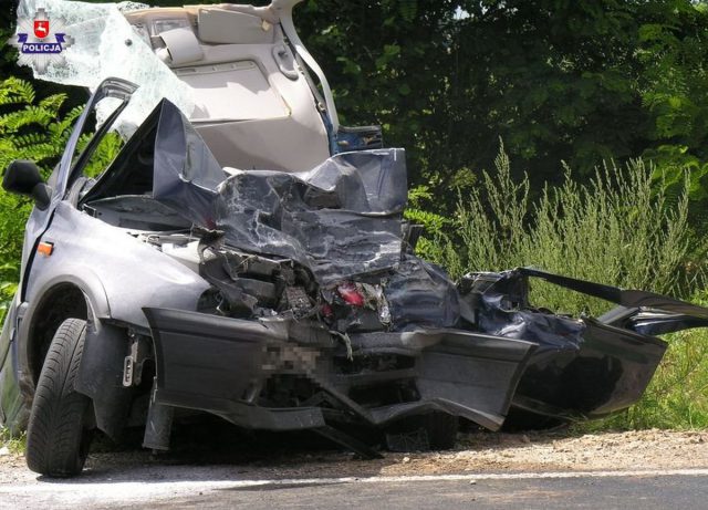 Tragiczny wypadek na drodze wojewódzkiej. Volkswagen czołowo zderzył się z ciężarówką (zdjęcia)