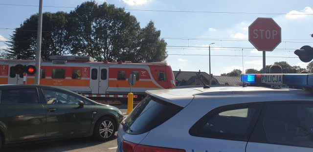 Przejazd kolejowy w Miłocinie już uszkodzony. W rogatki wjechał kierowca seata (zdjęcia) AKTUALIZACJA