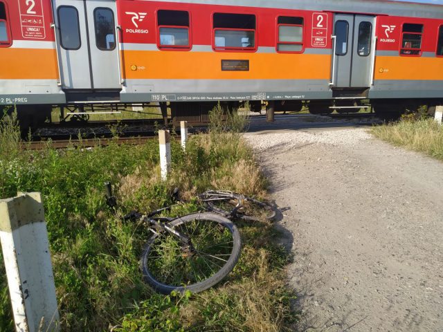 Rowerzysta został potrącony przez pociąg. Mężczyzna walczy o życie (zdjęcia)