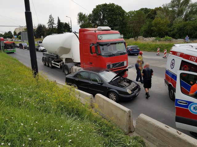 Zderzenie lancii z samochodem ciężarowym przy wiadukcie na ul. Diamentowej. Są duże utrudnienia w ruchu (zdjęcia)