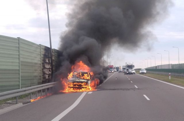 Płonie samochód na trasie Lublin – Warszawa. Droga jest zablokowana (zdjęcia) AKTUALIZACJA