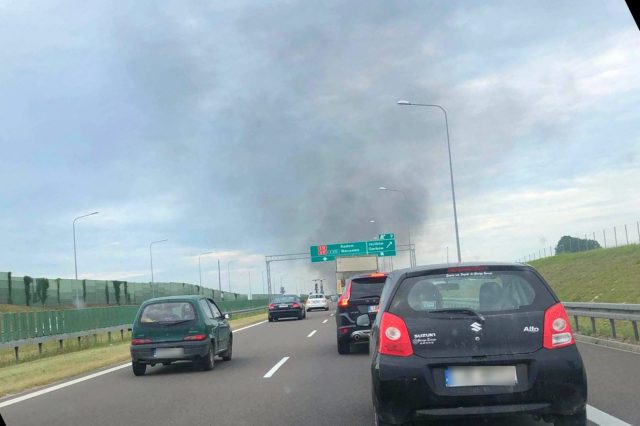 Płonie samochód na trasie Lublin – Warszawa. Droga jest zablokowana (zdjęcia) AKTUALIZACJA