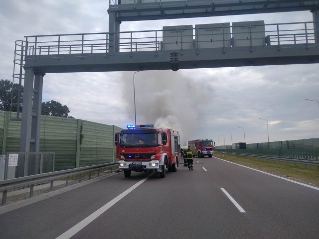 Płonie samochód na trasie Lublin – Warszawa. Droga jest zablokowana (zdjęcia) AKTUALIZACJA
