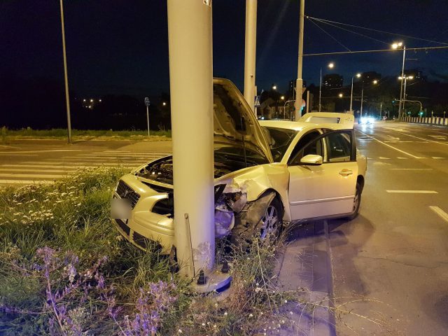 Wjechała na skrzyżowanie na czerwonym świetle. Volvo uderzyło w słup (zdjęcia)