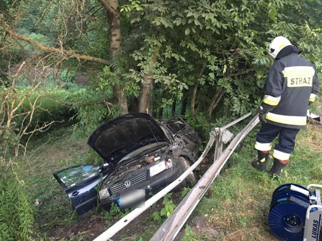 Sprawca groźnego wypadku w Skowieszynku był pijany. Wraz z pasażerem zostali uwięzieni w rozbitym aucie