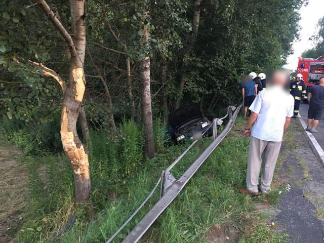 Sprawca groźnego wypadku w Skowieszynku był pijany. Wraz z pasażerem zostali uwięzieni w rozbitym aucie