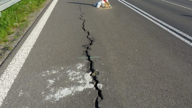 Przebudowana przed kilkoma laty droga wojewódzka zaczyna pękać (zdjęcia)