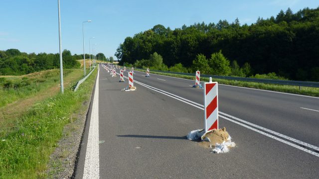 Przebudowana droga zaczęła pękać, od kilku lat zablokowany jest jeden pas jezdni. W końcu zaplanowano remont