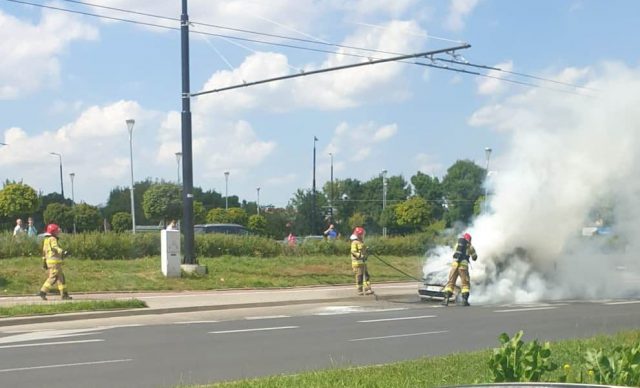 Pożar samochodu w Lublinie. W trakcie jazdy citroen stanął w płomieniach (zdjęcia)