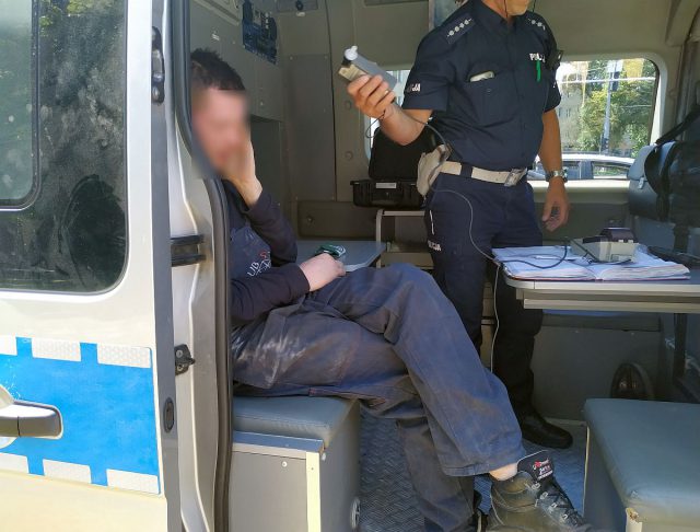 Miał 4 promile i wracał z pracy, zatrzymali go policjanci jadący na służbę. „Macie 500 zł i się podzielcie” (zdjęcia)