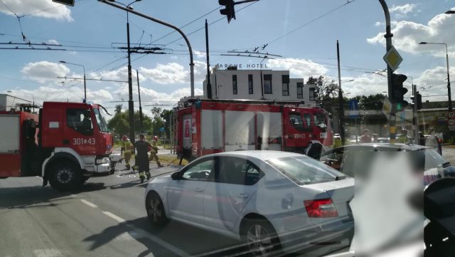 Zderzenie fiata z volkswagenem na skrzyżowaniu. Kierowca jednego z aut wjechał na czerwonym (zdjęcia)