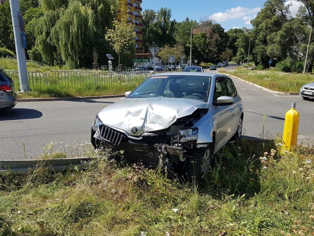 Zderzenie skody z hyundaiem. Jedna osoba trafiła do szpitala (zdjęcia)