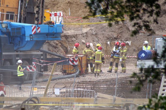 Na budowie Szpitala Klinicznego nr 1 w Lublinie przewróciła się palownica. Na miejscu pracują strażacy (zdjęcia)