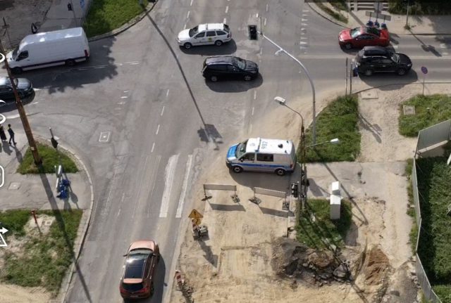 Kolejny niewybuch na Al. Racławickich. Na miejscu pracują policjanci (zdjęcia)