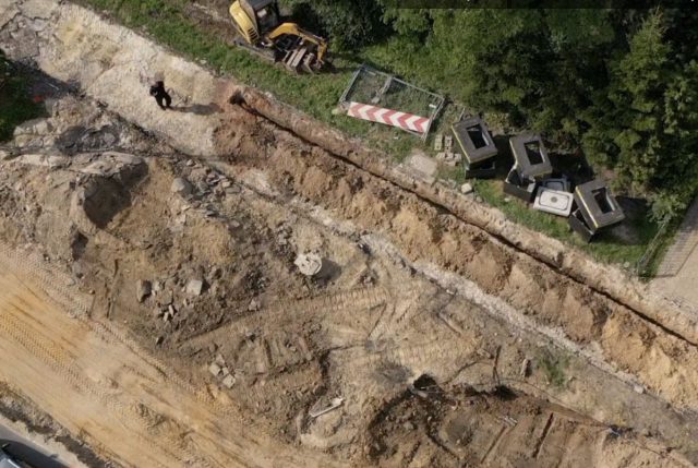 Kolejny niewybuch na Al. Racławickich. Na miejscu pracują policjanci (zdjęcia)