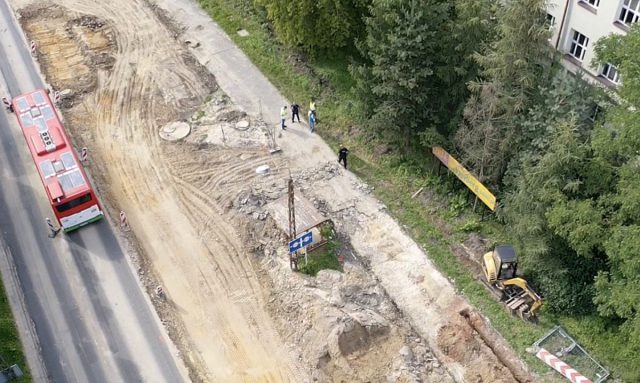 Kolejny niewybuch na Al. Racławickich. Na miejscu pracują policjanci (zdjęcia)