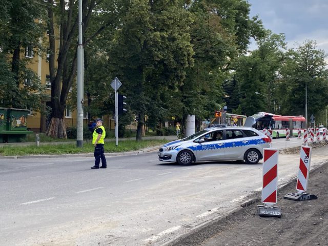 Kolejny niewybuch na Al. Racławickich. Na miejscu pracują policjanci (zdjęcia)