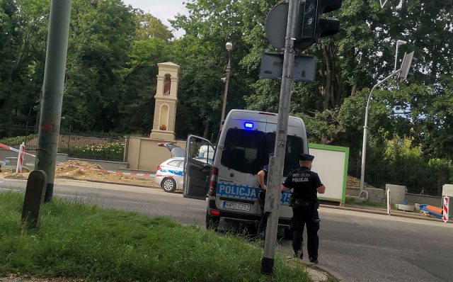 Kolejny niewybuch na Al. Racławickich. Na miejscu pracują policjanci (zdjęcia)