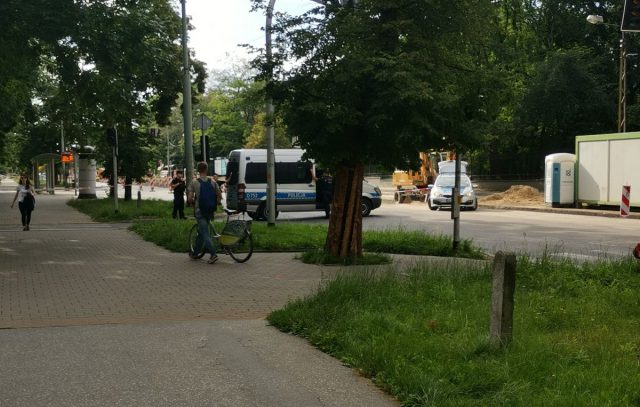 Kolejny niewybuch na Al. Racławickich. Na miejscu pracują policjanci (zdjęcia)